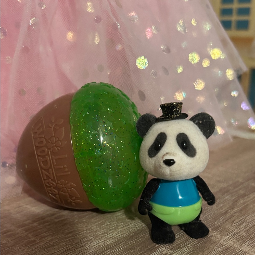 Li’l Woodzeez Panda Figurine with Glittery Green acorn